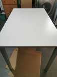 Mesa de cozinha branca e cinza