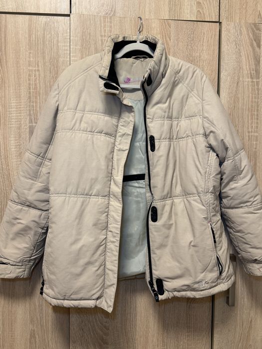 Куртка бежевого кольору