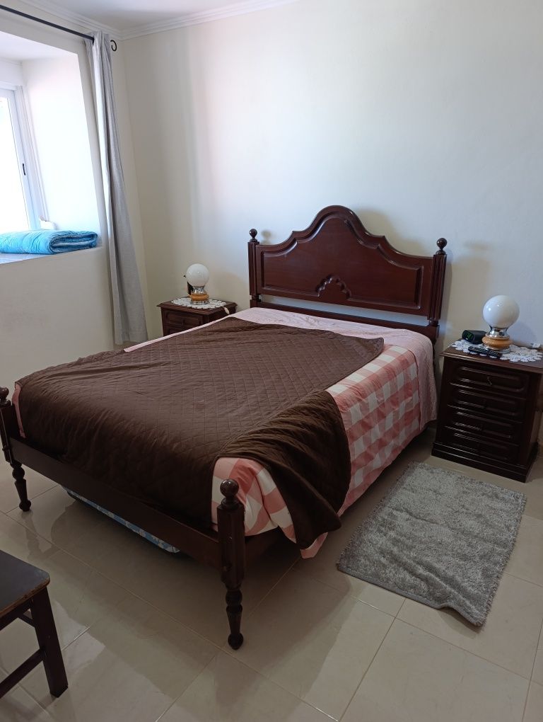 Cama casal duas mesinhas de cabeceira e um roupeiro