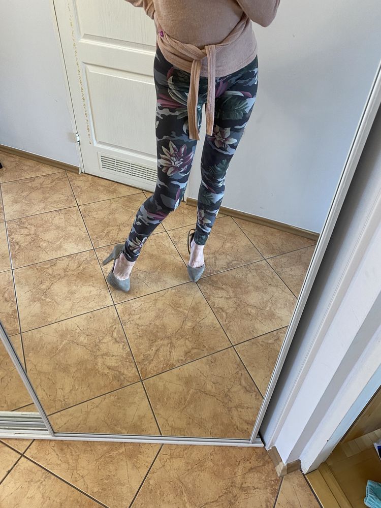 Calzedonia leginsy obcisłe moro kwiaty khaki lilia magnolia