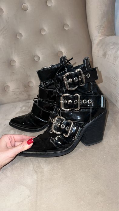 Туфлі, сапоги, ботильйони