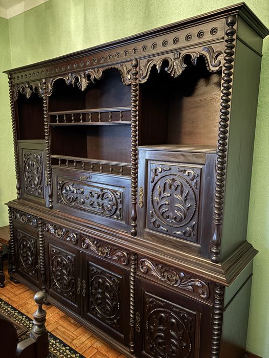 Móvel antigo em madeira maciça – peça única, trabalhada à mão