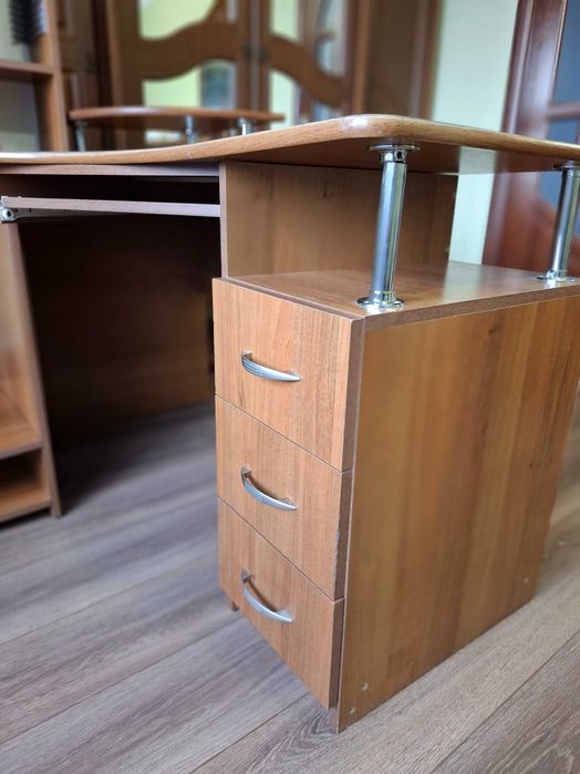 Стіл комп'ютерний