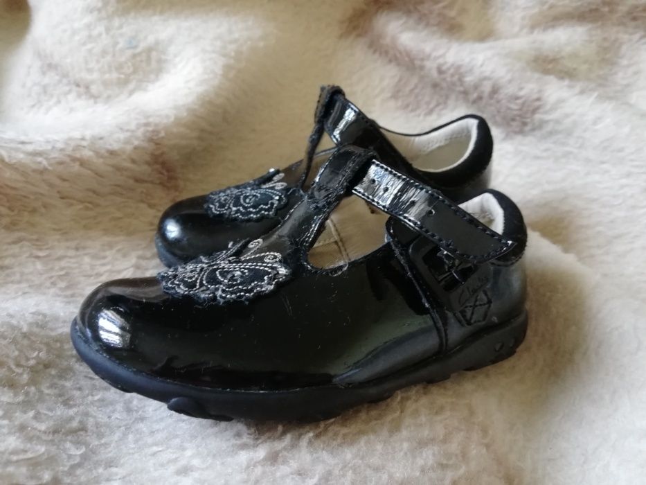 Buciki lakierowane czarne Clarks rozm. 22,5 dł. wkładki 13,4 cm buty