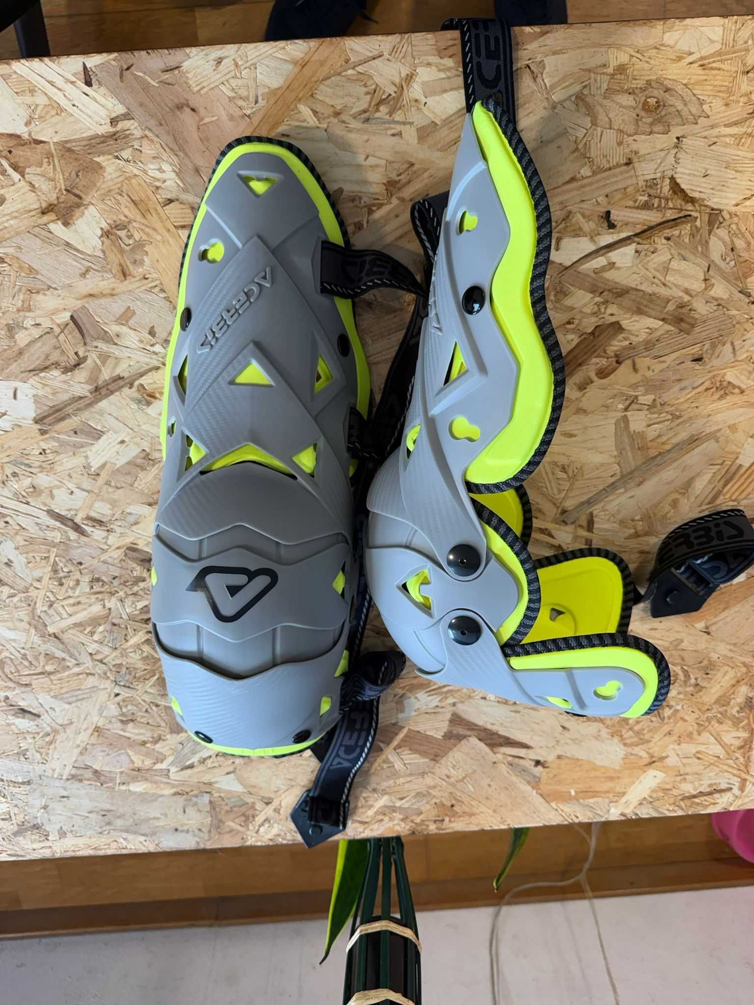 Joelheiras e caneleiras novas para moto