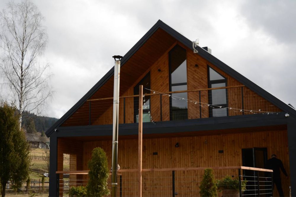 Двох поверховий котедж з чаном в карпатах