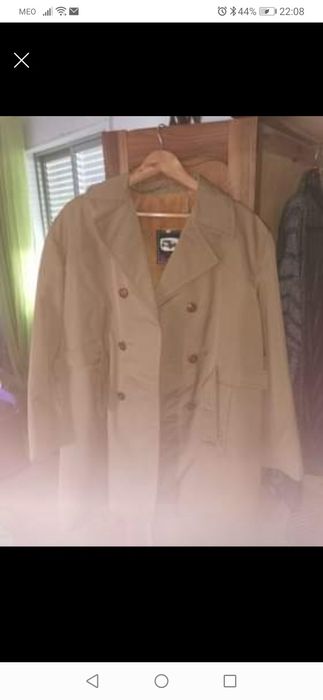 Gabardina com pelo por dentro e com capuz