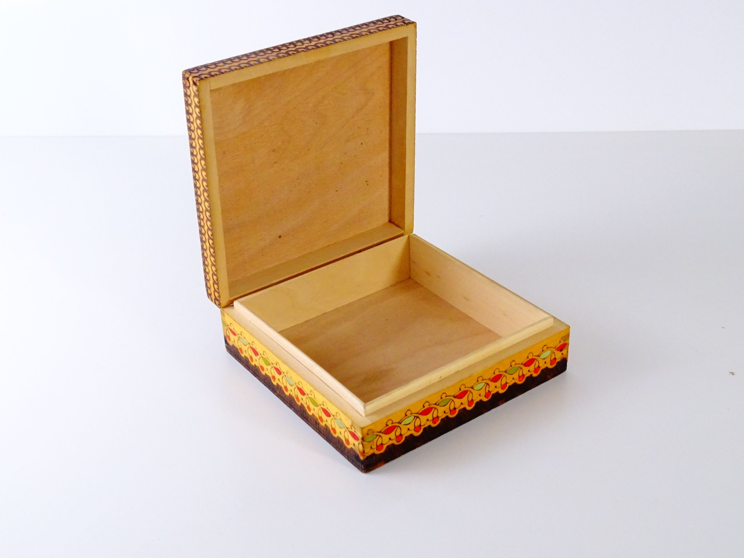 piękne stare drewniane pudełko pirografia