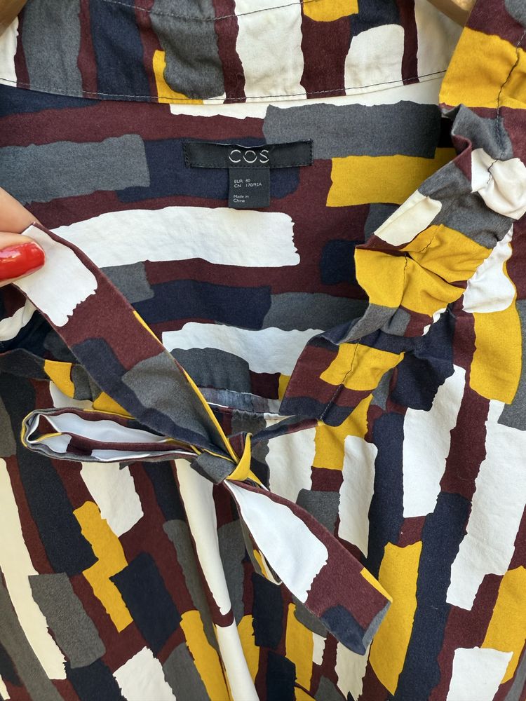 Blusa COS com folhinho e laço na gola