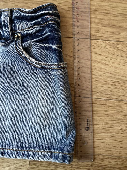 Міні-спідниця у стилі 2000-х