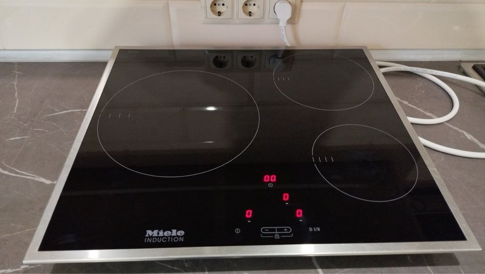 Індукційна варильна поверня Miele KM 6113
