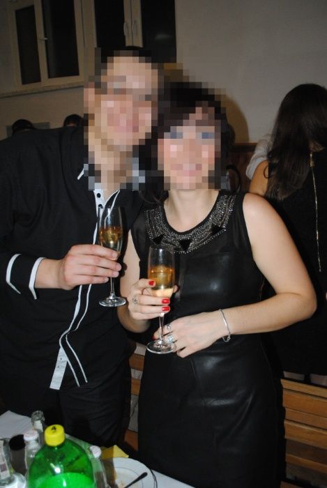 Czarna sukienka z ozdobą