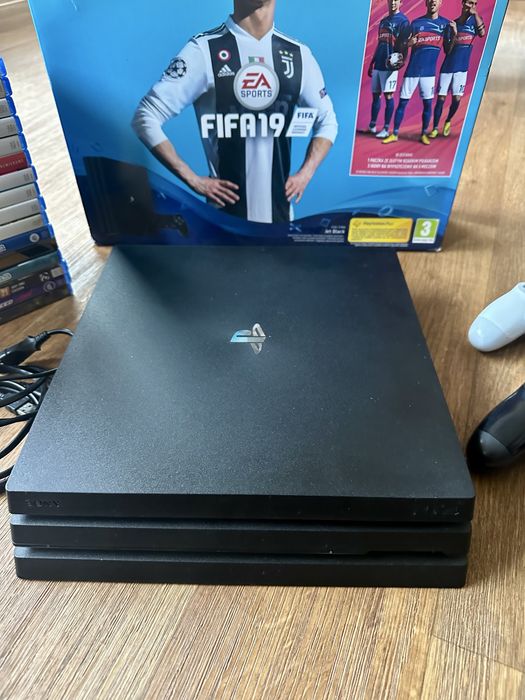 Playstation 4 Pro 1 TB + 2 pady + 15 gier