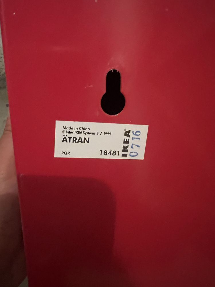 Czerwona metalowa szafka IKEA