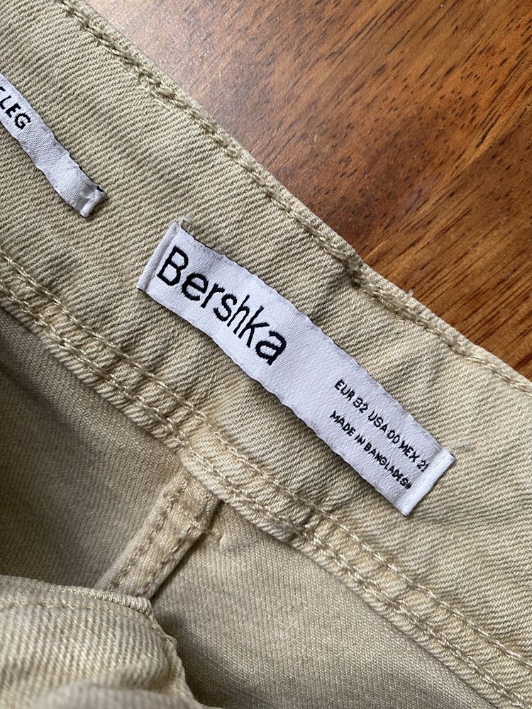 Beżowe spodnie bershka do kostki 32 straight