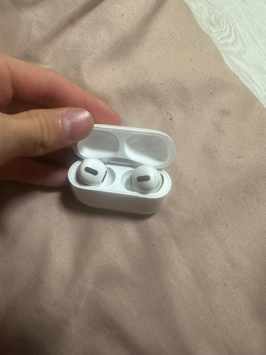 AirPods 1 pro  w miarę dobry