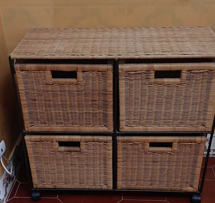 Móvel de estrutura em ferro forjado e cestos em sizal