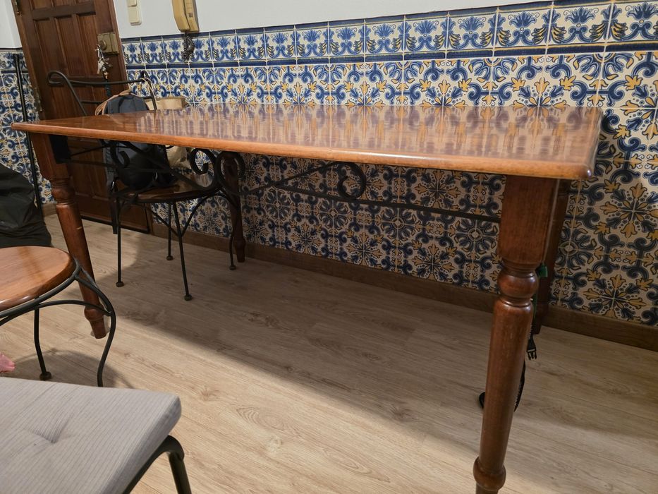 Ferro forjado e madeira da Malásia. 2 Estantes, Mesa, 4 Cadeiras