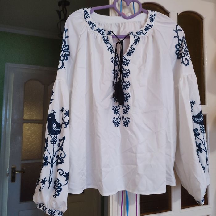 Нова жіноча блузка з темно-синім декоративним орнаментом