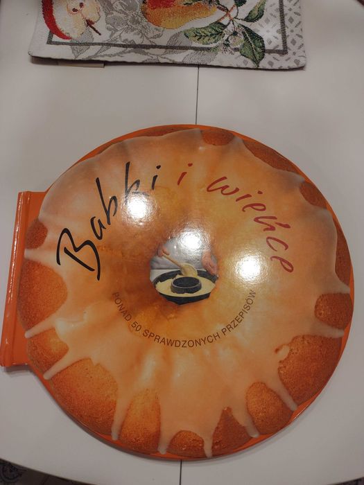 Książka kucharska pt. "Babki i wieńce" 50 przepisów na babki