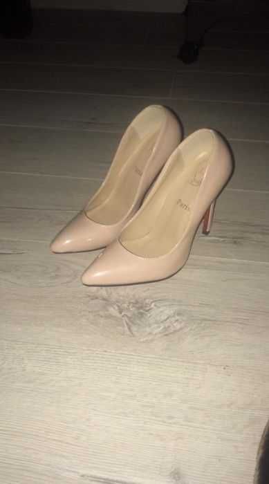 christian louboutin szpilki nude nowe