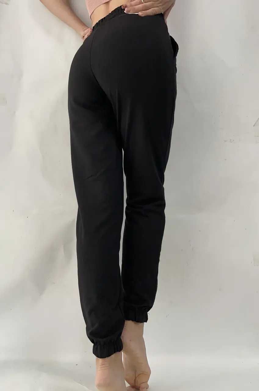 Женские черные трикотажные спортивные штаны