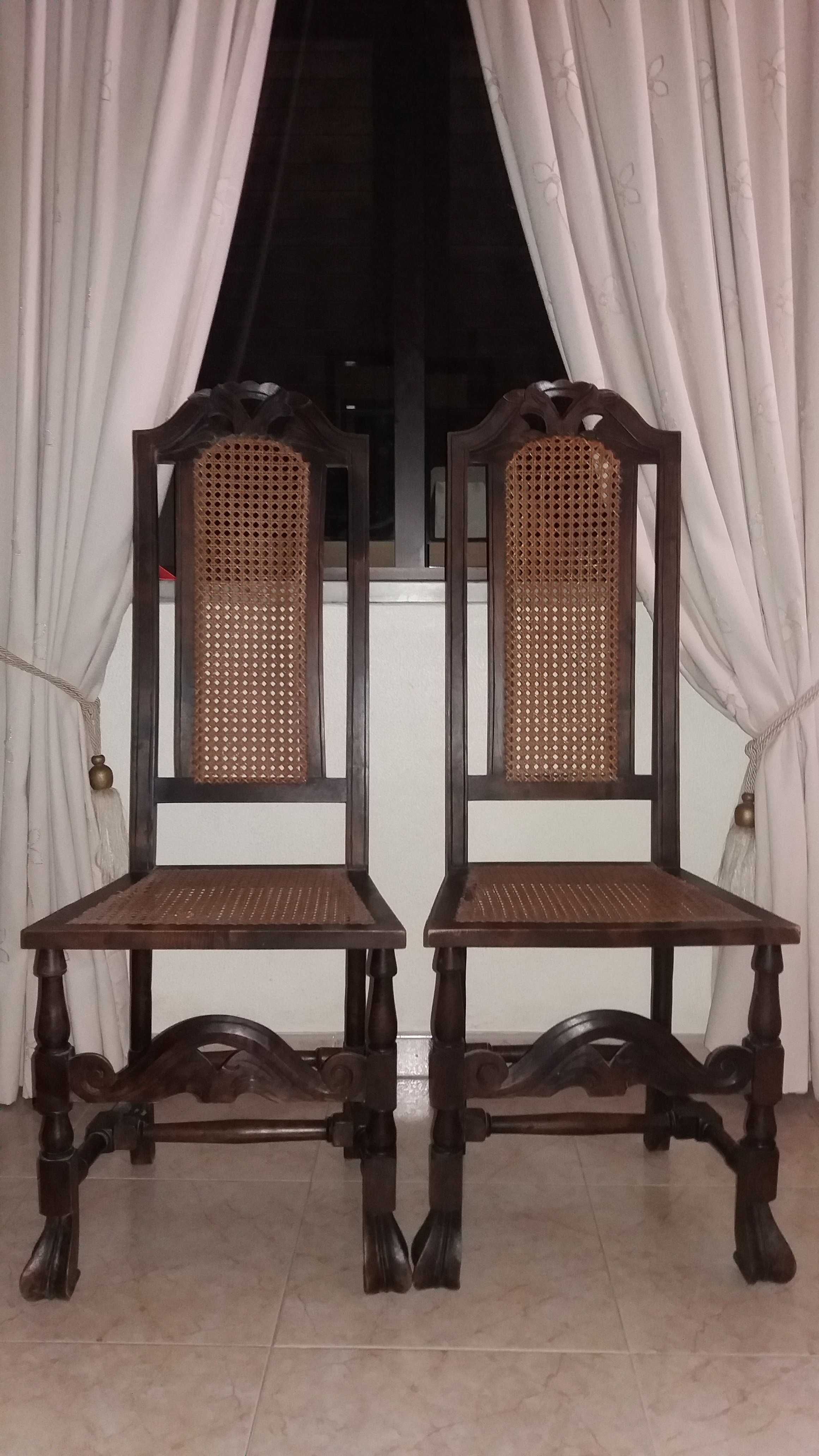 Cadeiras de madeira com palhinhas