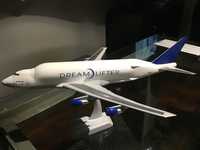 Avião Boeing Dreamlifter na escala 1:200