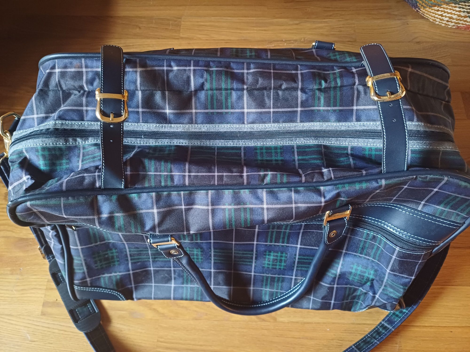 Mala de viagem azul, da marca Jacto, estilo vintage