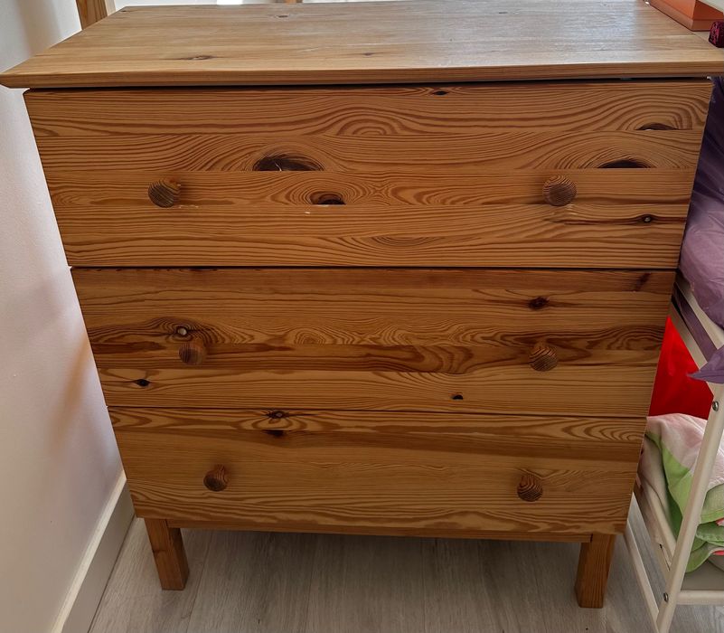 Cómoda em madeira com 3 gavetas