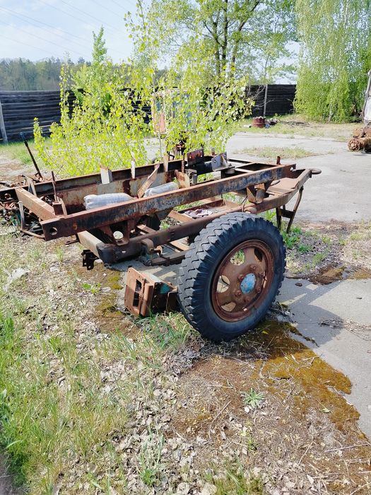 Задній міст трактора ЮМЗ-6 і інші запасні частини.