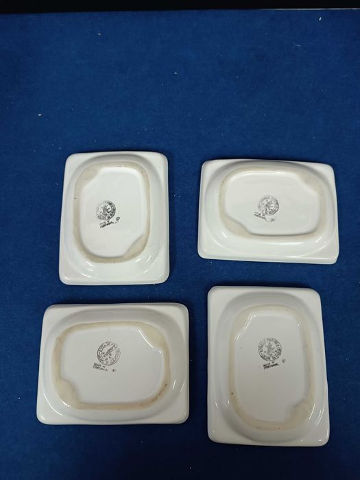 Curioso conj. de 4 covilhetes  Naipes em ceramica Bordalo Pinheiro