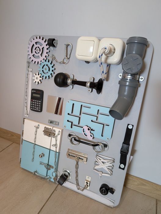 Tablica sensoryczna / manipulacyjna dla dzieci – busy board