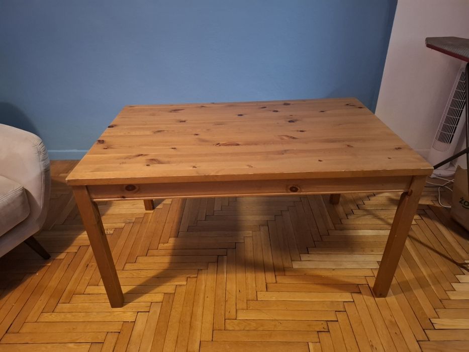 Stół  w dobrym stanie