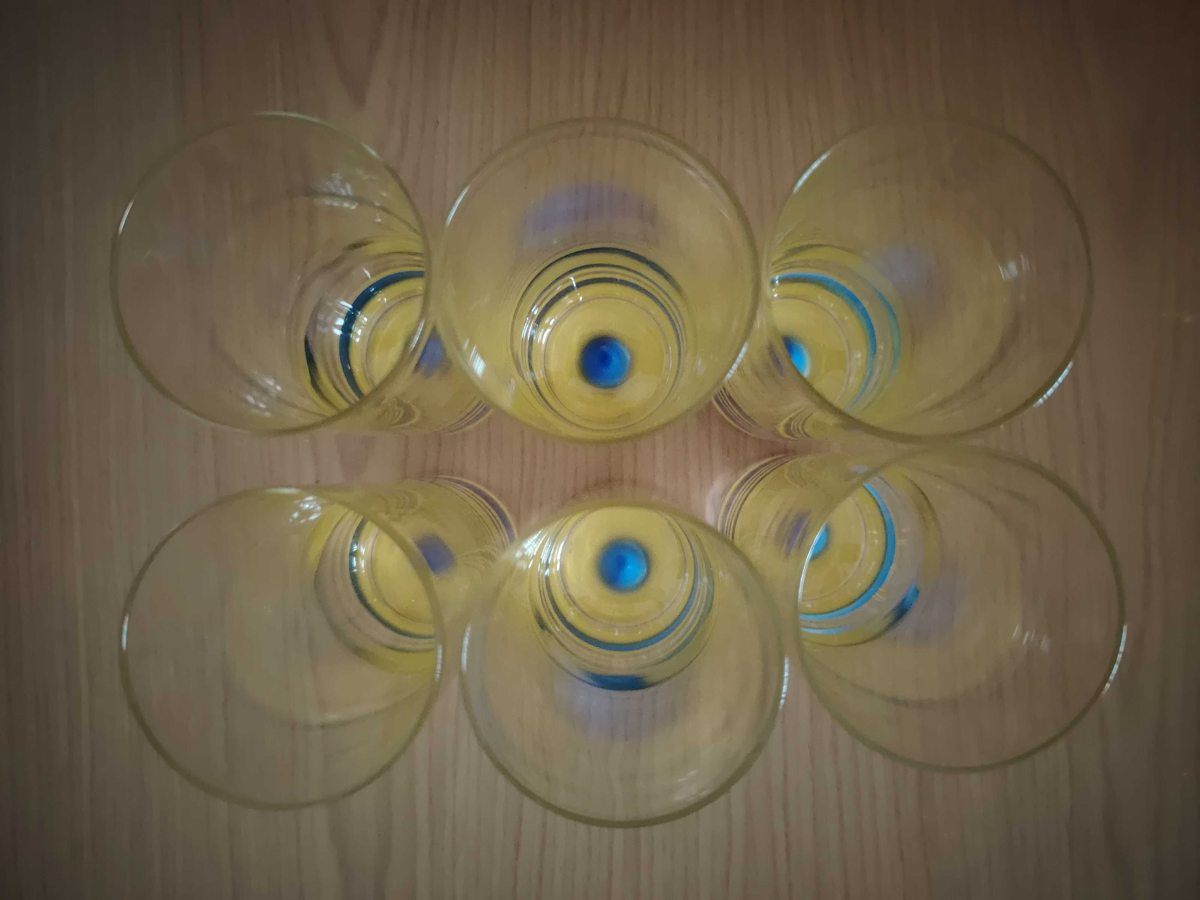 Copos vidro com fundo azul e amarelo