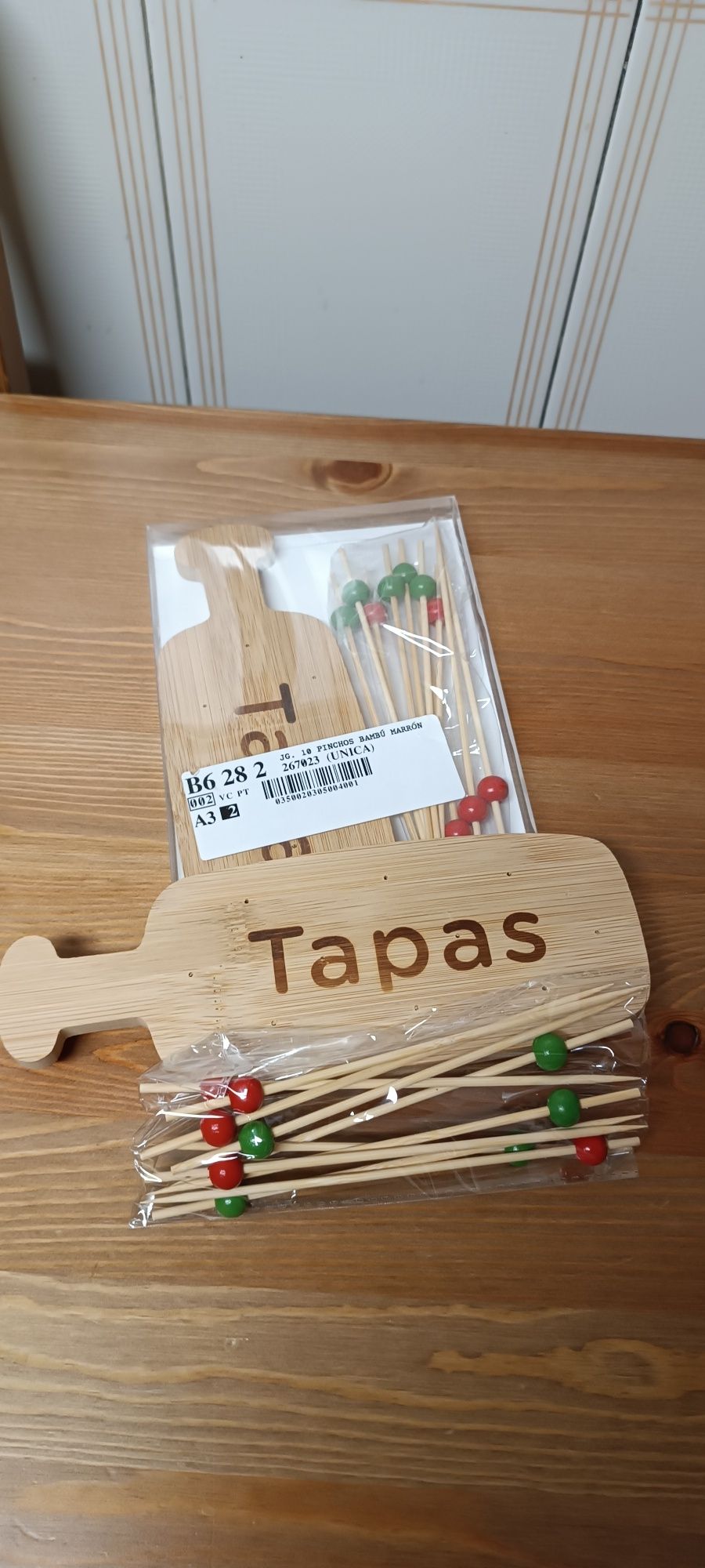 Tábua bambú com 10 pinchos de espetadas em bambu .