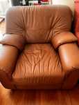 Dois sofas individuais de couro