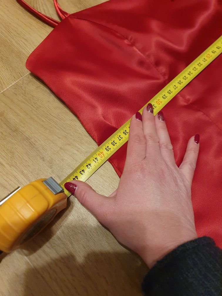Czerwona błyszcząca sukienka zapięcie gorsetowe rozmiar 38 z szalem