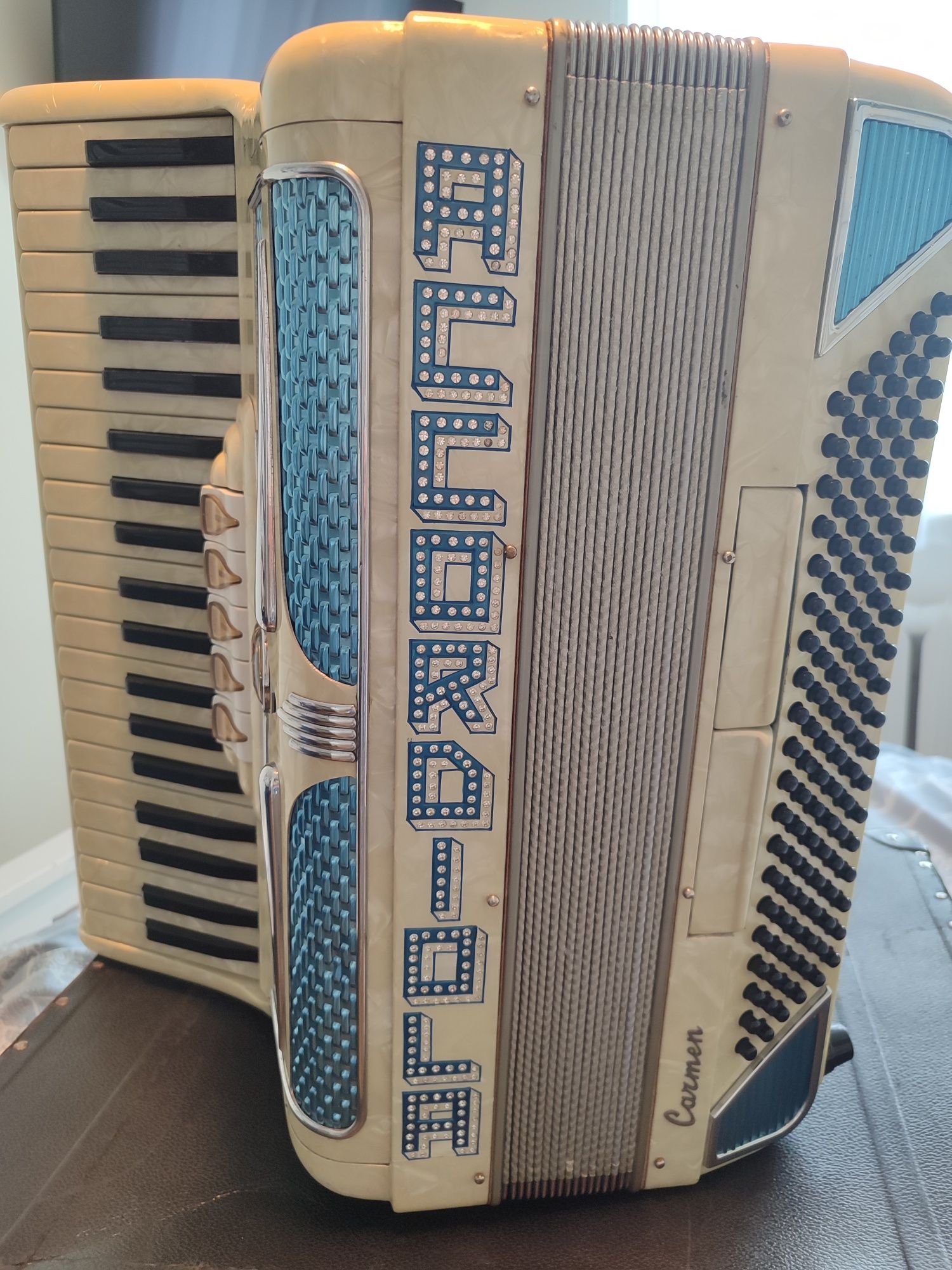 Piękny akordeon Accordiola Camerano