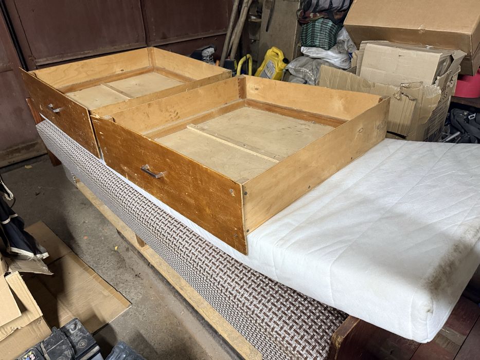 Продав диван за символічну ціну