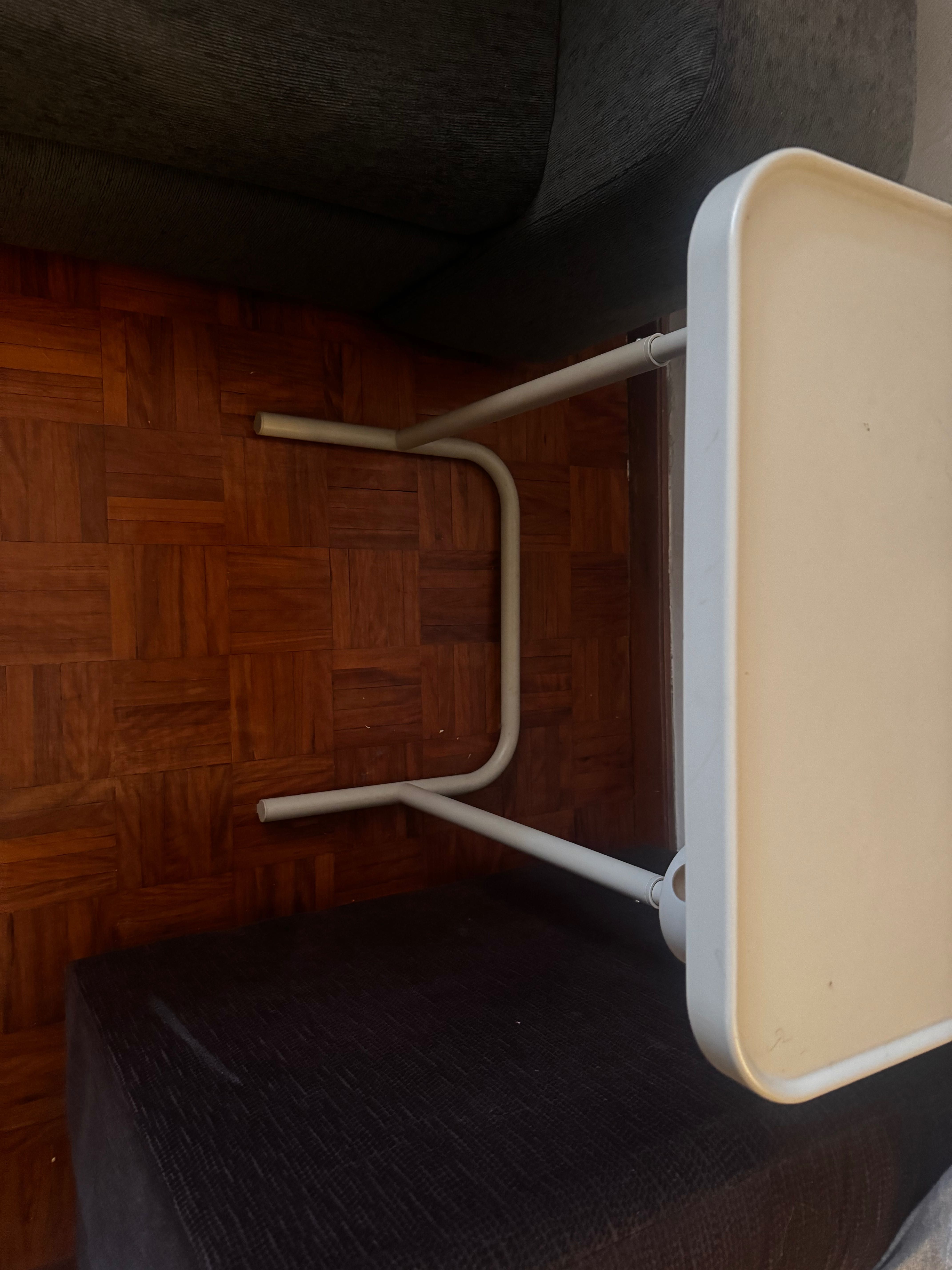 Cadeira e mesa brancas