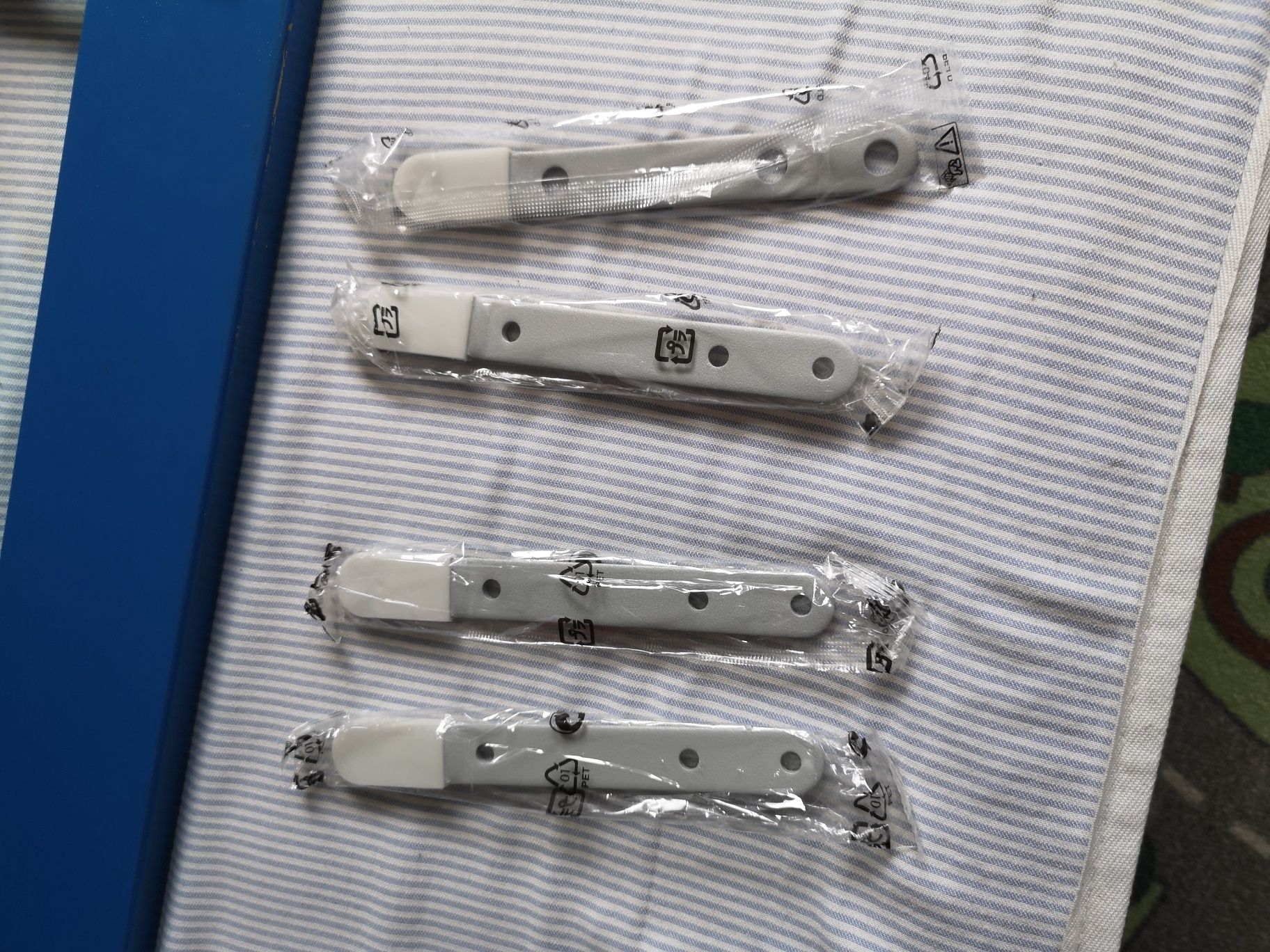 Łóżko Ikea kritter niebieskie
70 x 160 
Z dnem z listew
W zestawie boc