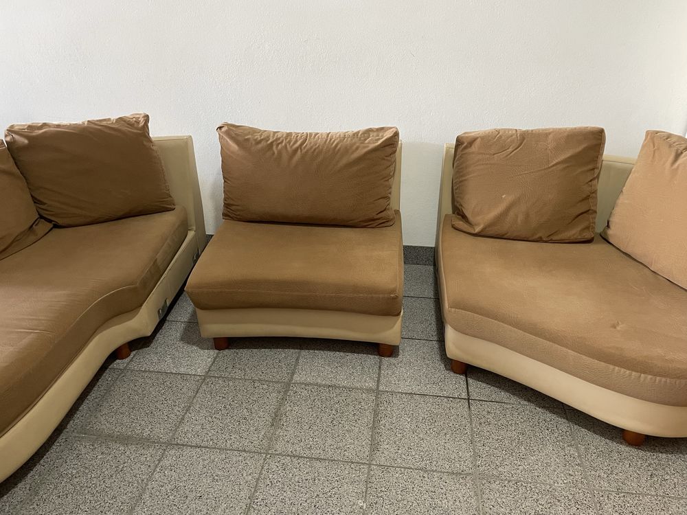 Sofa bastante confortavel com chaise long a direita