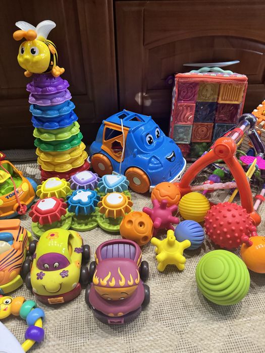 Іграшки, сортери, машинки, гірки, музичні іграшки.