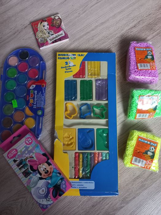 Zestaw plastyczny , kredki, pastele , plastelina