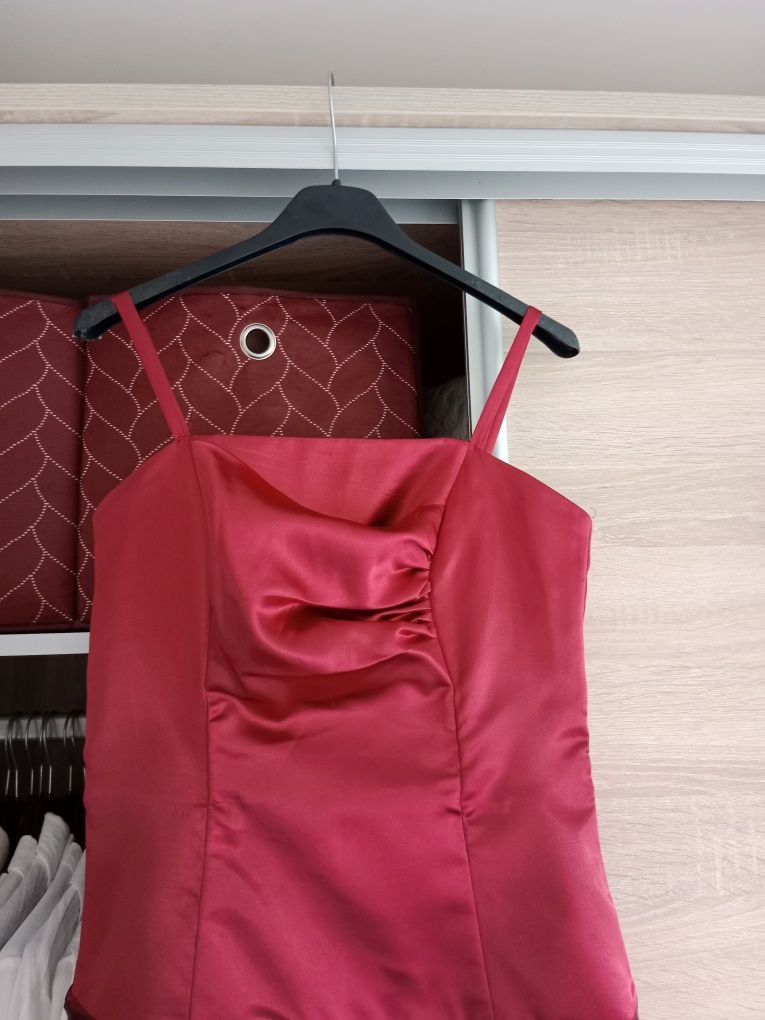 Czerwona satynowa sukienka na wesele h&m m