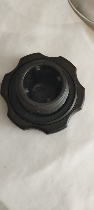 Кришка (пробка) маслозаправной горловини мазди  підходить до моделі 32