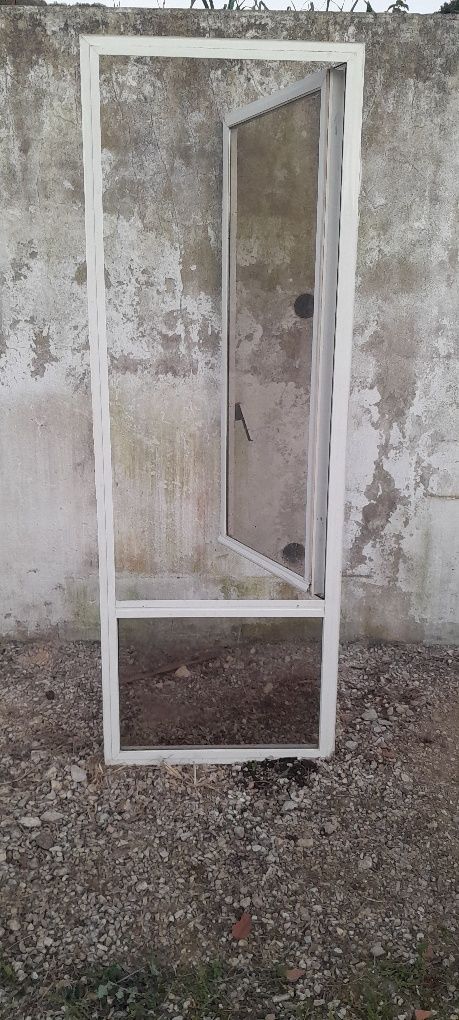 Janela em alumínio lacado branco com vidro duplo
