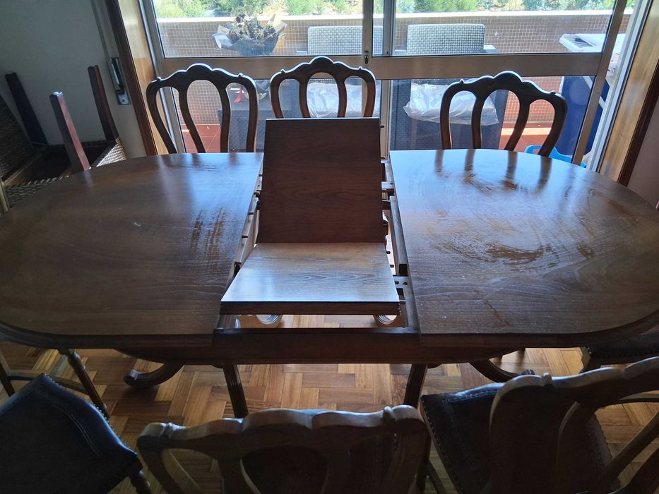 Mesa de Jantar Extensível de madeira + 8 cadeiras