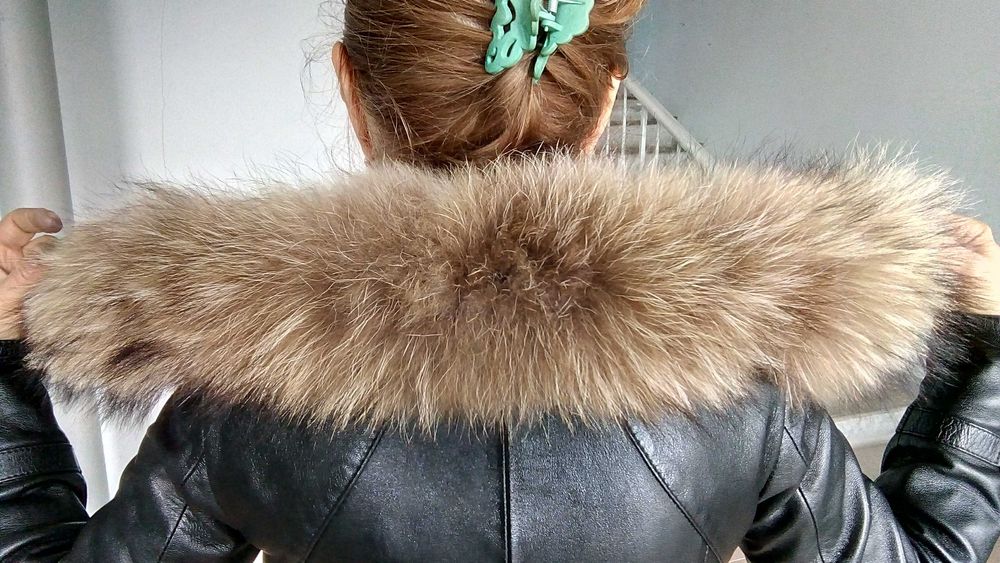 Меховой воротник.